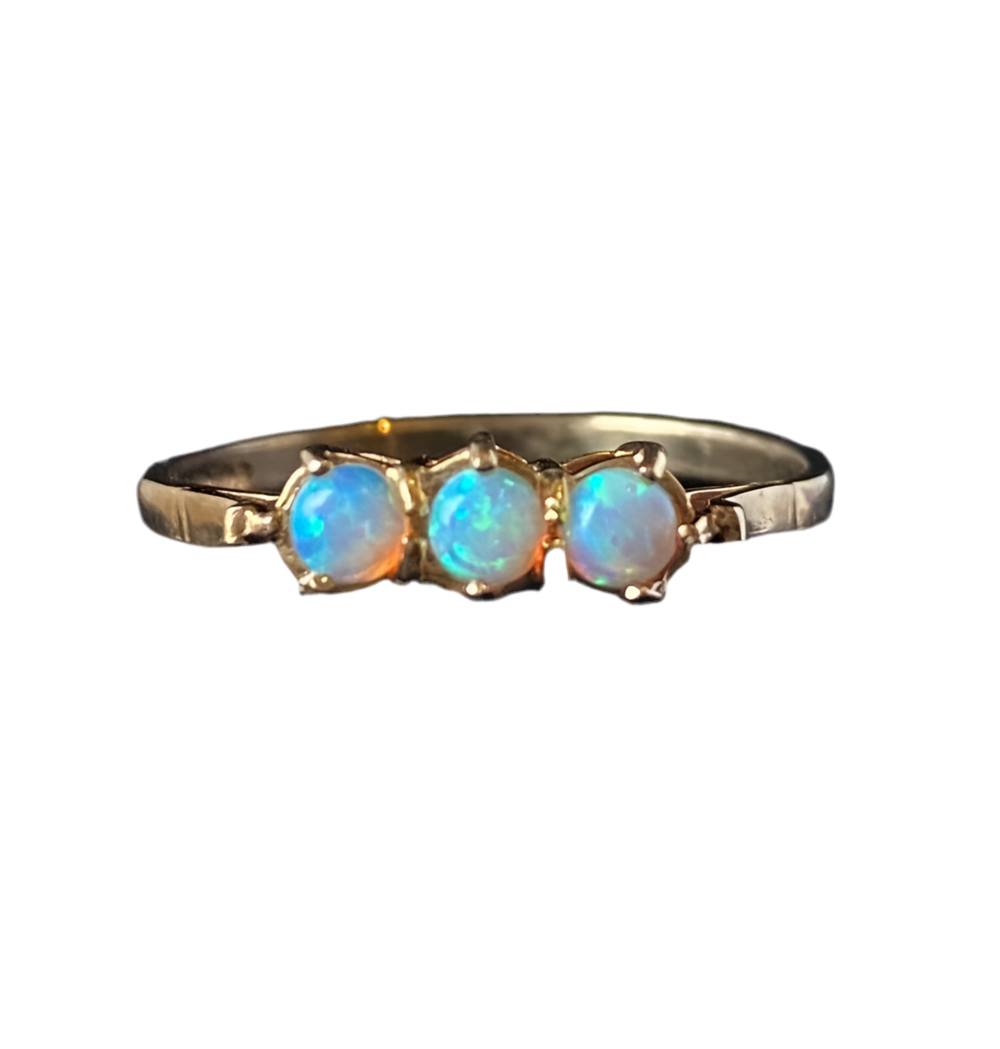 Vintage English yellow gold and opal ring