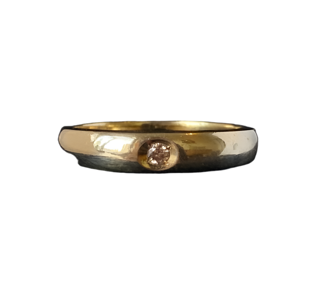 Gold smooth band with single diamond ring