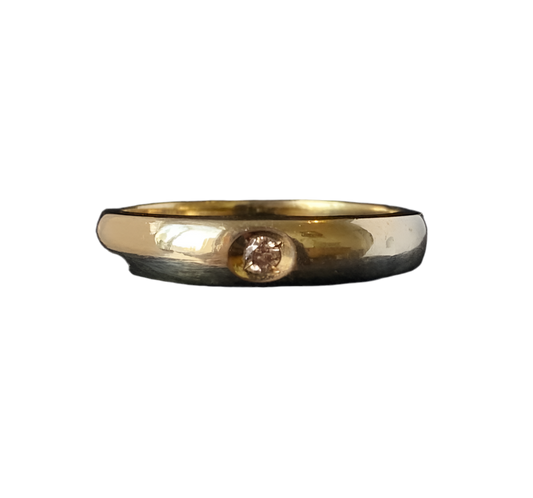 Gold smooth band with single diamond ring