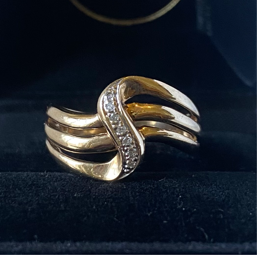 Vintage from the nineties gold and diamond fantasy swirl ring