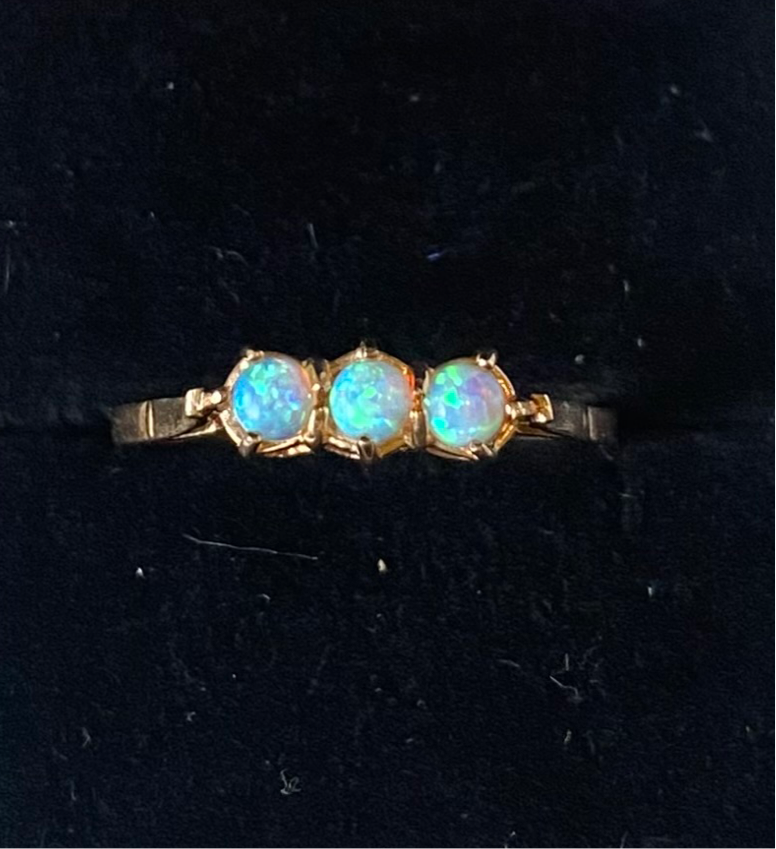 Vintage English yellow gold and opal ring