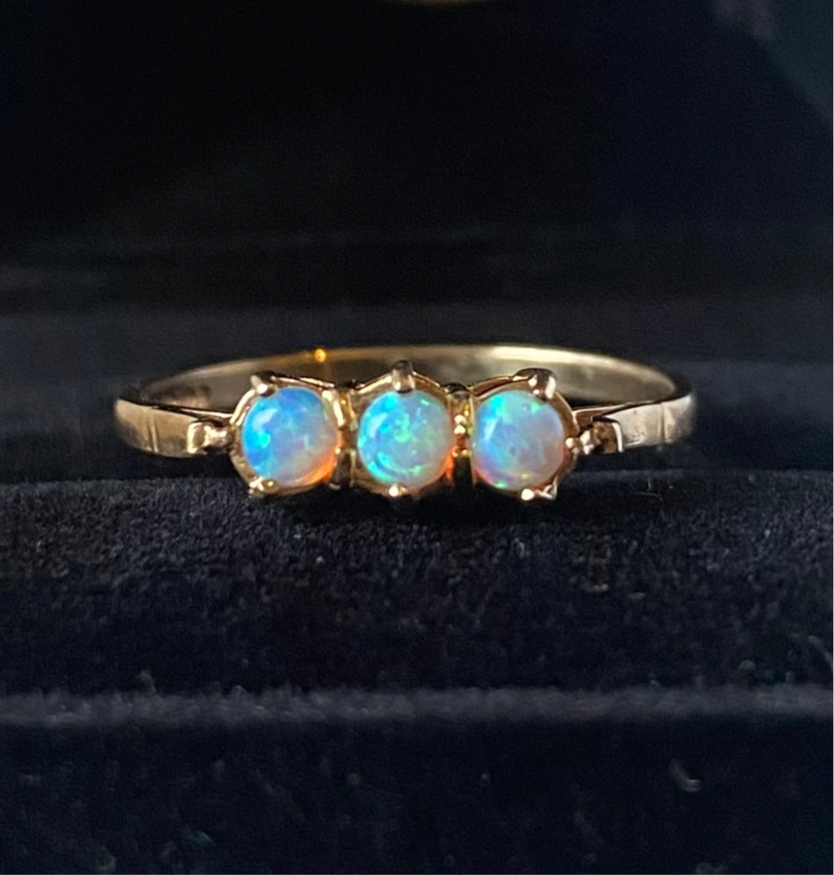 Vintage English yellow gold and opal ring