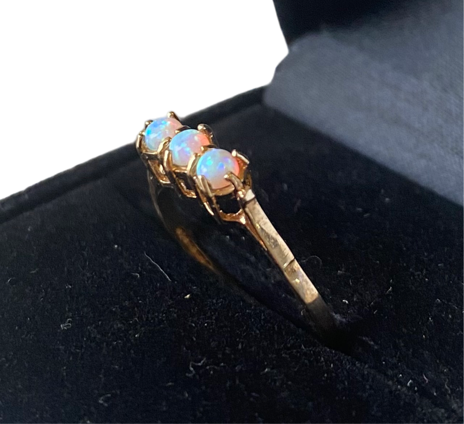 Vintage English yellow gold and opal ring