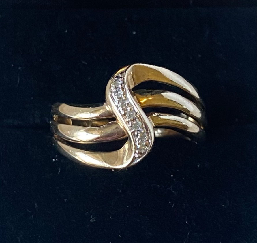 Vintage from the nineties gold and diamond fantasy swirl ring