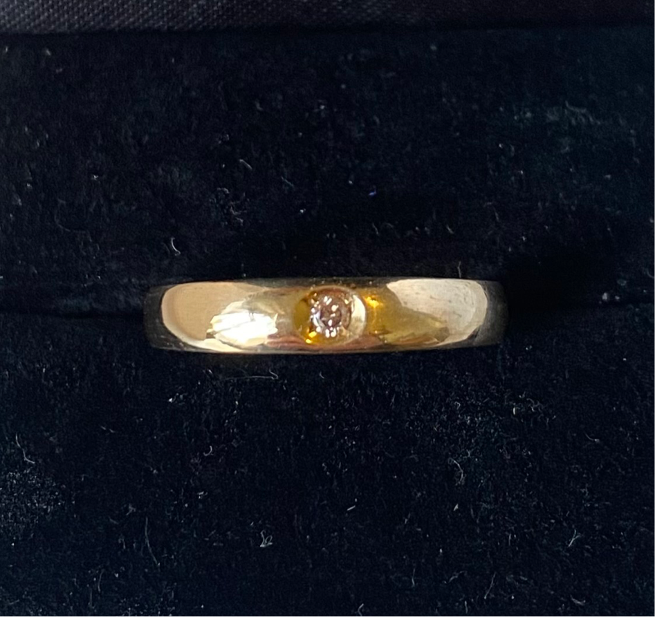 Gold smooth band with single diamond ring