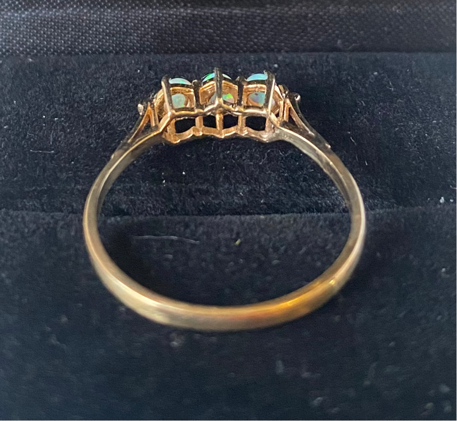 Vintage English yellow gold and opal ring