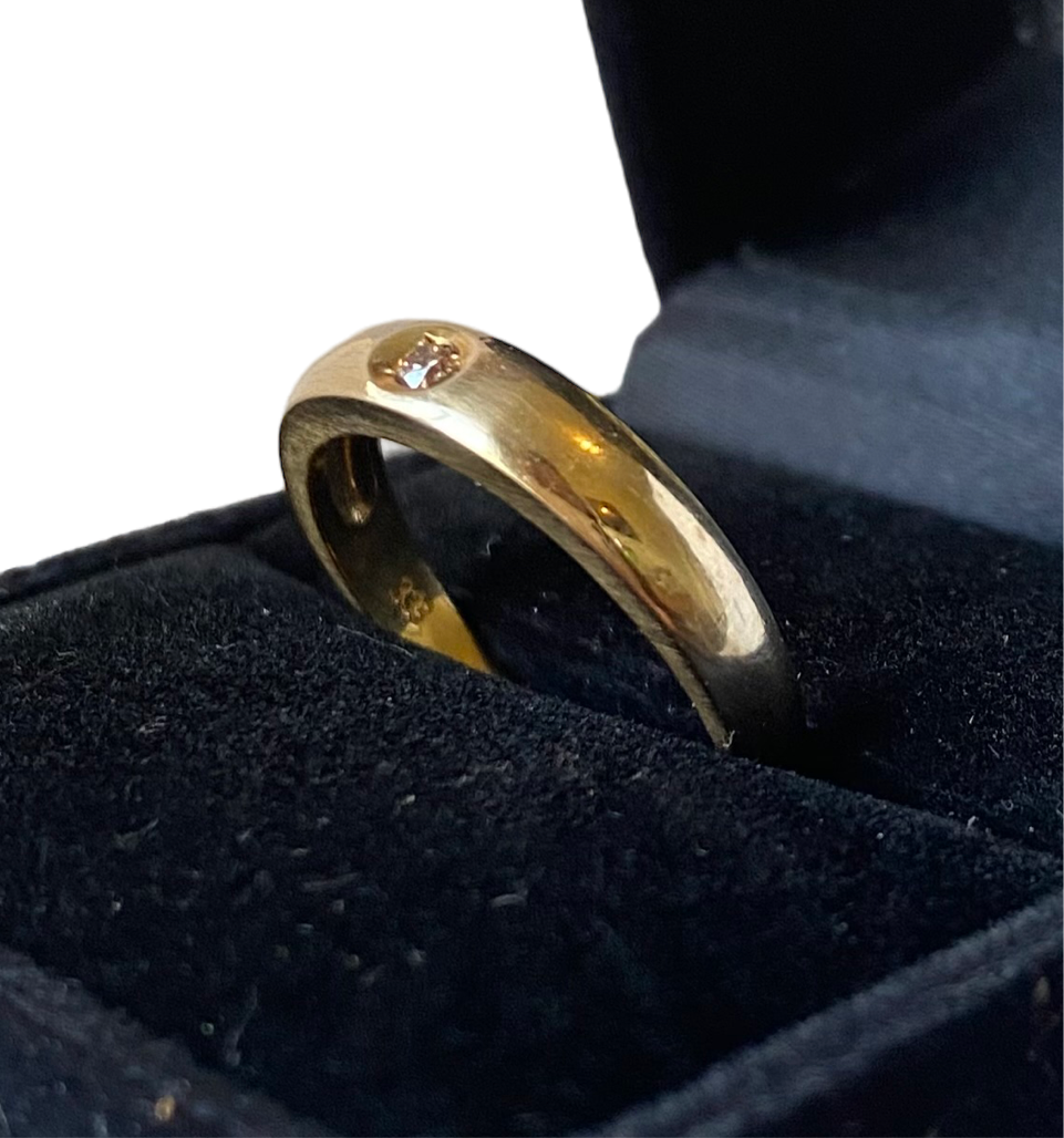 Gold smooth band with single diamond ring