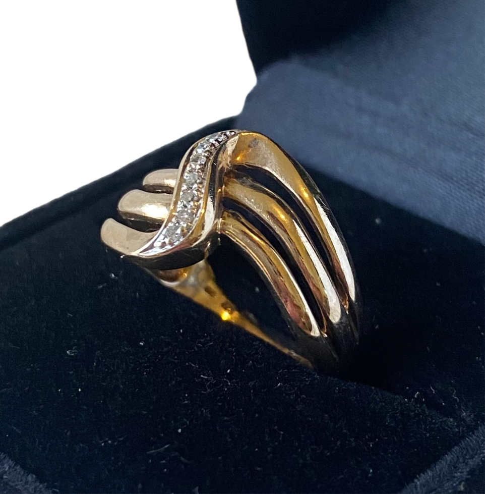 Vintage from the nineties gold and diamond fantasy swirl ring